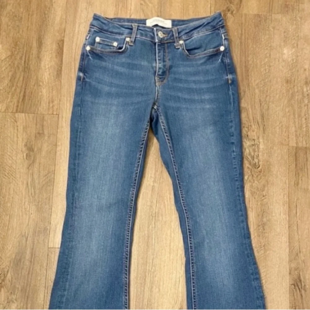 Zara Woman Premium Denim Collection Medium Wash Flare‎ Mid Rise Size 2